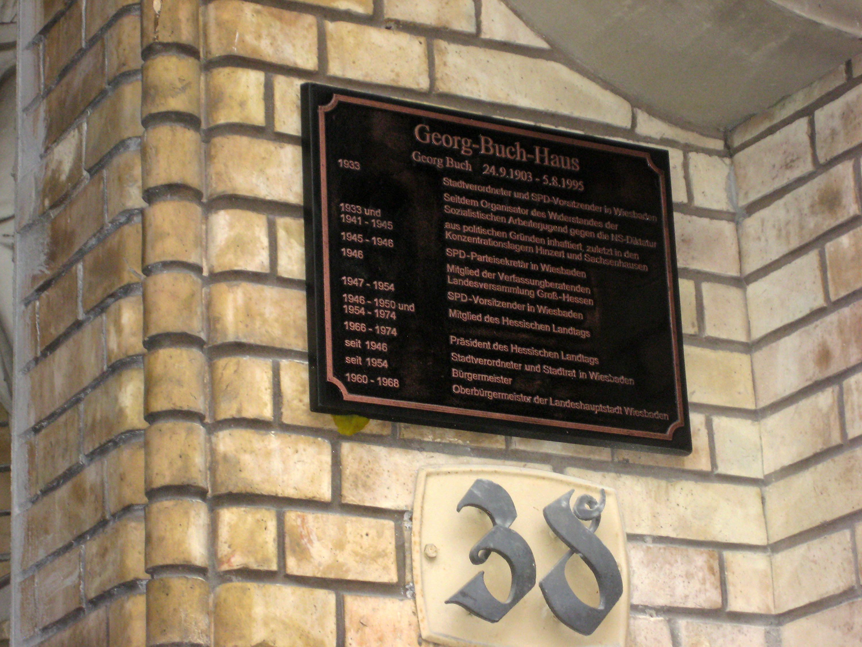 Gedenktafel am Gemeinschaftszentrum Georg-Buch-Haus in der Wellritzstraße